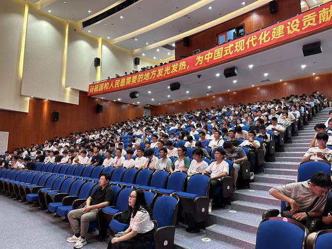 金沙举办“教授与2025级本科新生面对面”新生入学教育讲座