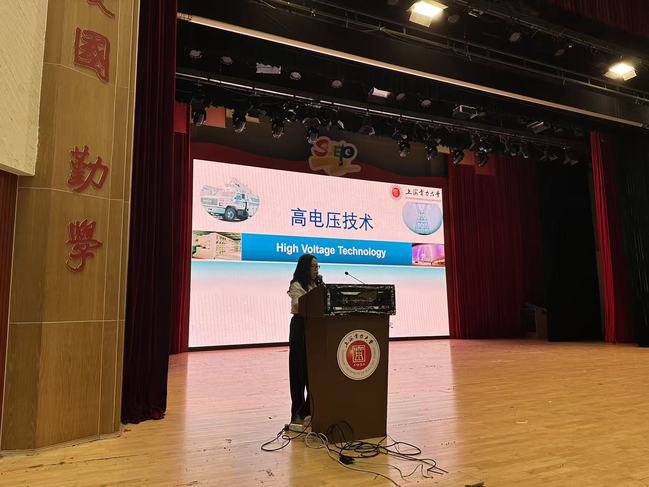 金沙举办“教授与2025级本科新生面对面”新生入学教育讲座